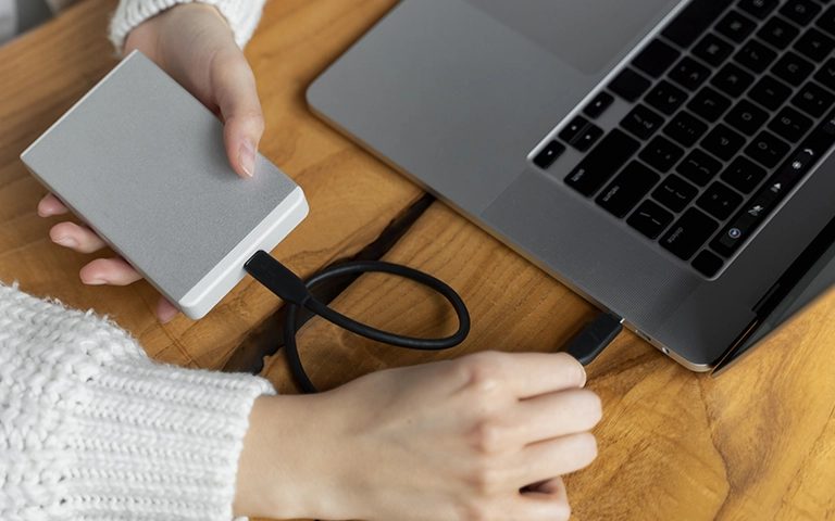 Harici hard diskin USB kablosunun dizüstü bilgisayardan çıkarılması
