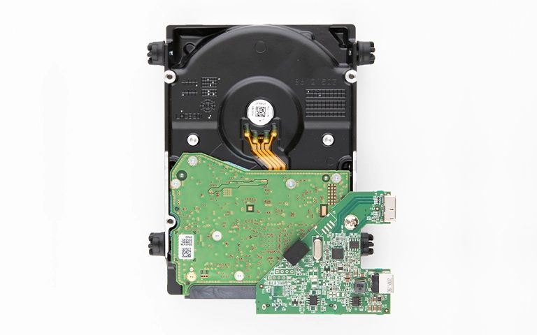 Hard diskin arka yüzündeki elektronik kart ve harici disk USB köprü kartı