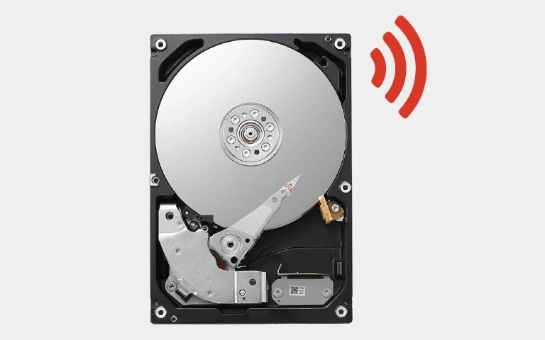 Kapağı açık hard disk, plaka, okuma-yazma kafası ve ses dalgası simgesi