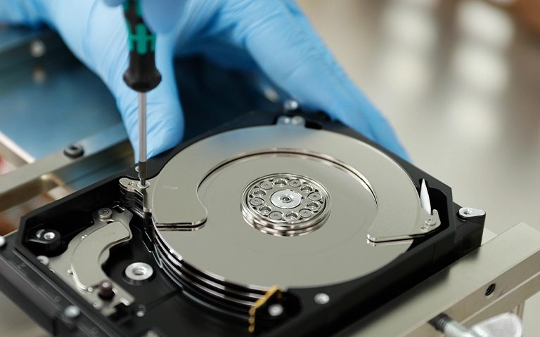 Temiz oda ortamında eldivenle açılan hard disk ve plakalar