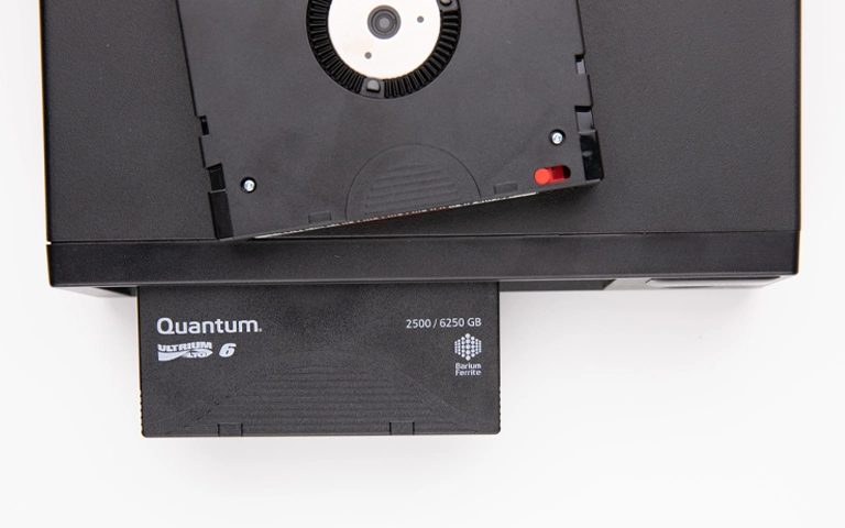 Teyp sürücüsüne yarı takılmış Quantum LTO-6 kartuş ve üzerinde ikinci bir kartuş