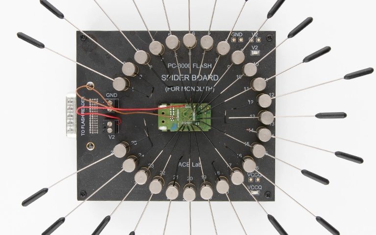 PC-3000 Flash Spider Board üzerine yerleştirilmiş monolit flash kart
