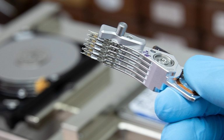 Eldivenli elde tutulan hard disk okuma-yazma kafa grubu