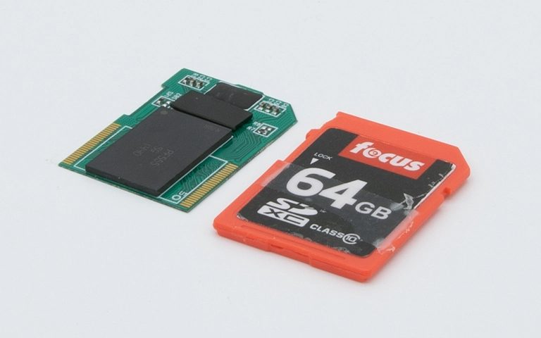 Plastik kasası açılmış SD kartın elektronik kartı ve NAND bellek çipi