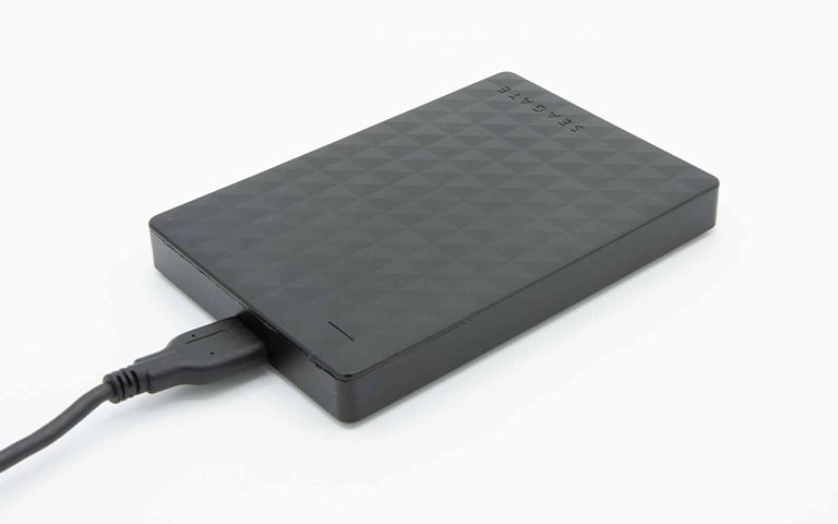 USB kablosu takılı siyah Seagate taşınabilir harici hard disk