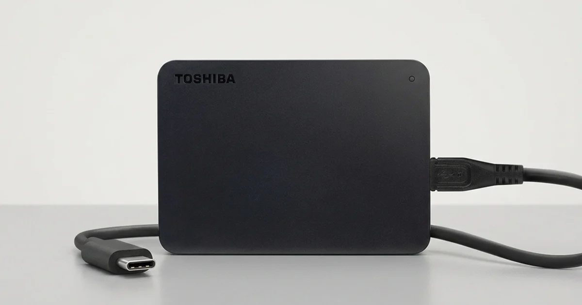 USB-C kablosuyla bağlı siyah Toshiba harici disk masanın üzerinde
