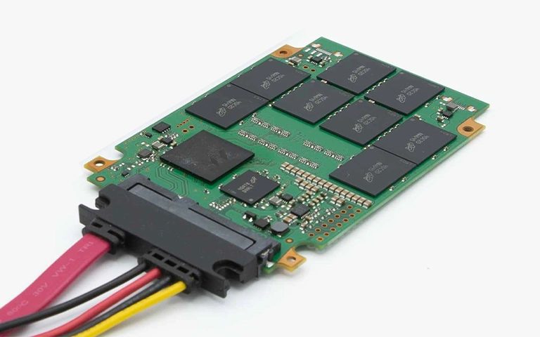 SATA veri ve güç kablosu bağlı SSD elektronik kartı ve NAND bellek çipleri