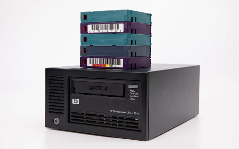 HP StorageWorks Ultrium 1840 LTO-4 teyp sürücüsü ve üzerinde barkodlu kartuşlar