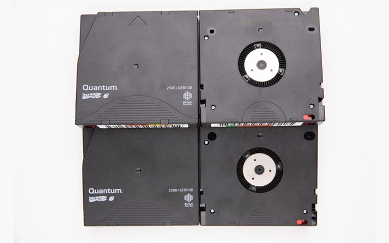 Önden ve arkadan görünen dört adet Quantum LTO-6 Ultrium teyp kartuşu