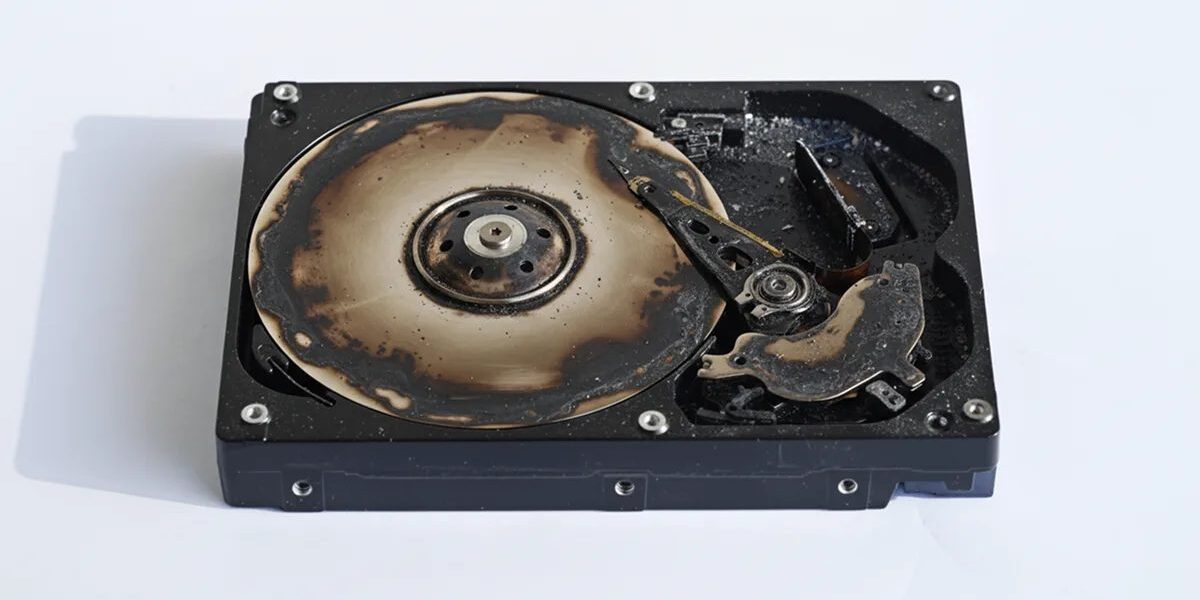 Yangında yanmış, plakaları isle kararmış açık hard disk
